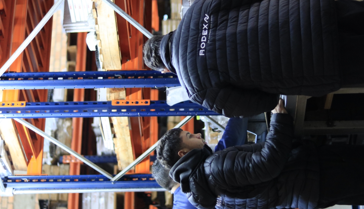 Profissional instalando uma solução Rodex em um armazém.